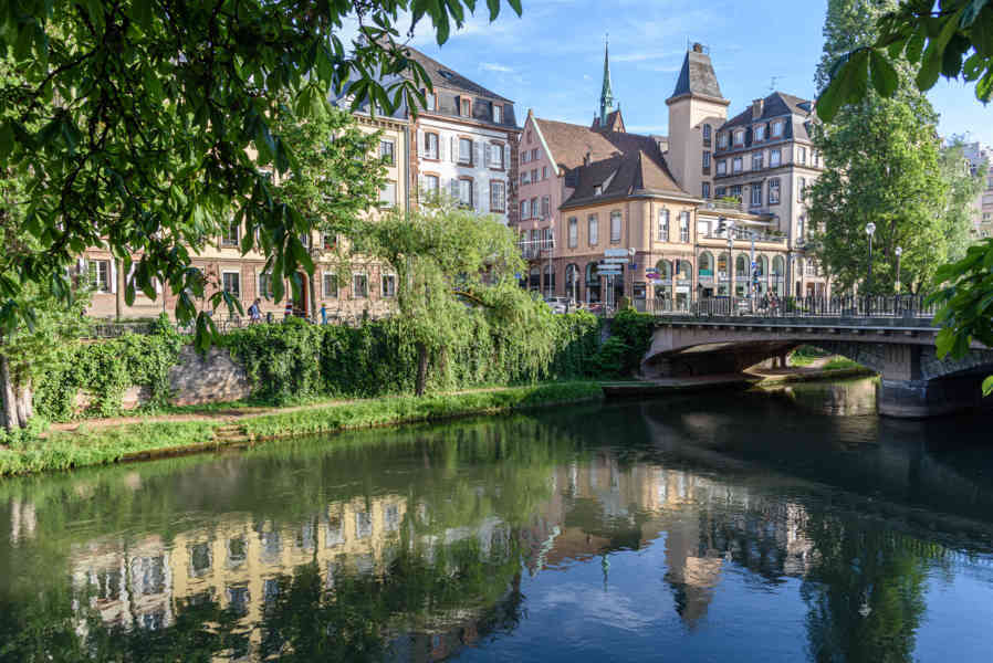 Francia - Alsacia 040 - Estrasburgo - rio Ill.jpg